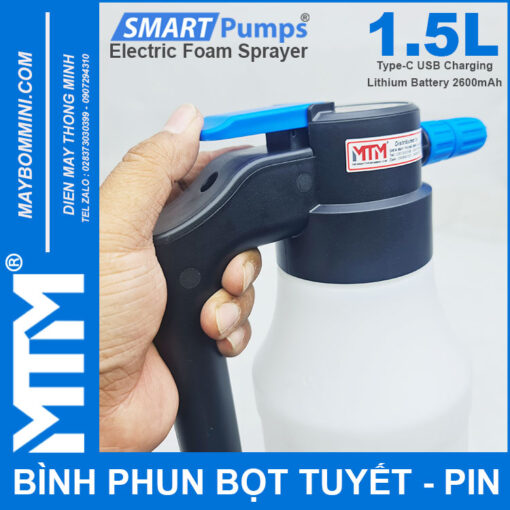 nut bam binh phun bot tuyet dung pin